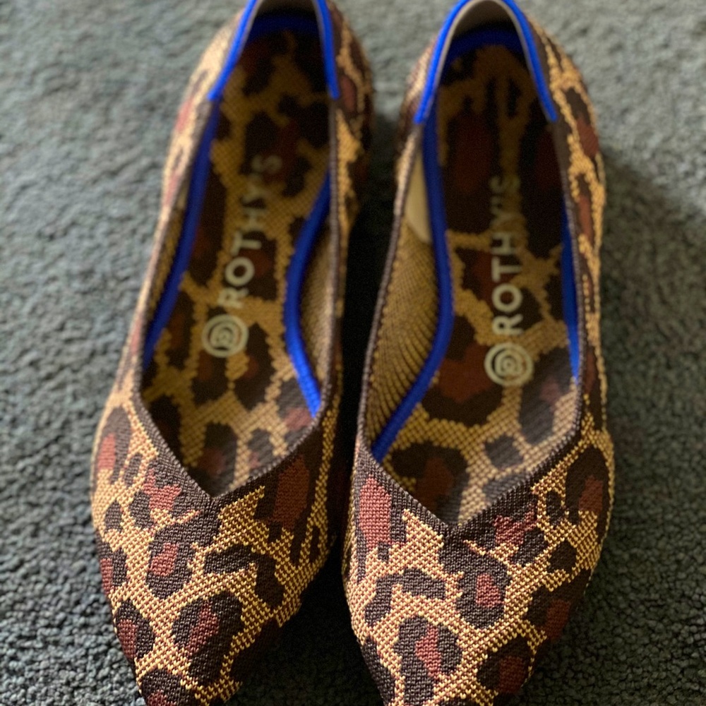 Rothys size 9....leopard print...pointed toe
